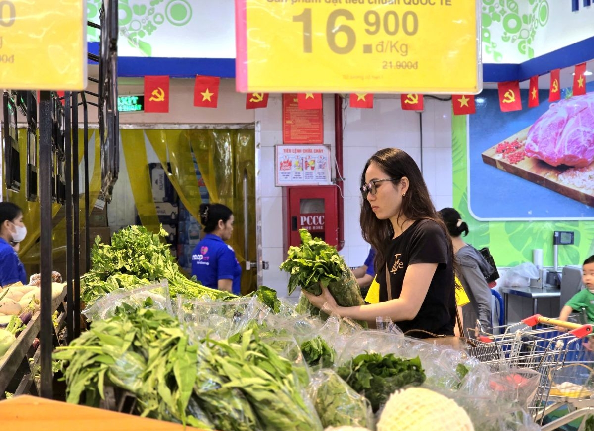 Doanh nghiệp TP.HCM tăng lượng hàng hóa và giảm giá bán cho khu vực bị bão số 10